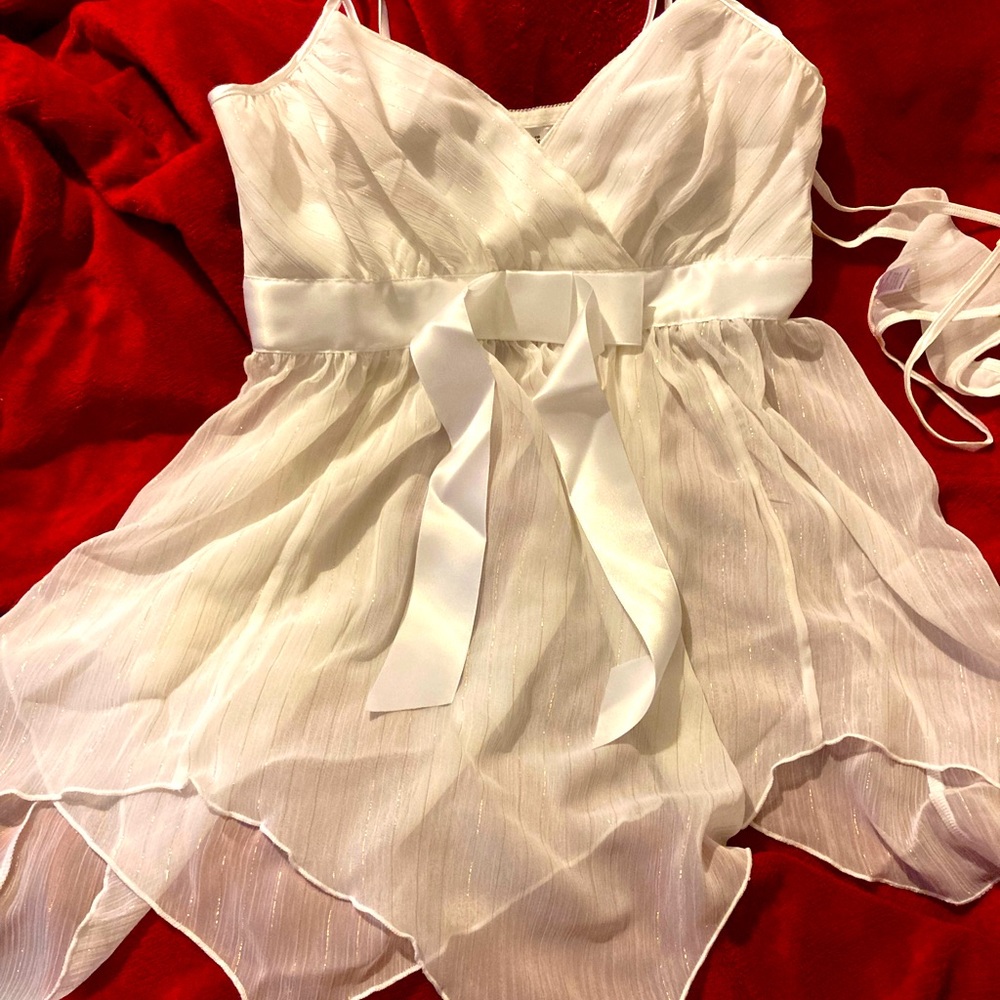 BNIB FREDERICK’S OF HOLLYWOOD HANDKERCHIEF HEM TEDDY - WHITE w/GOLD THREAD sz L